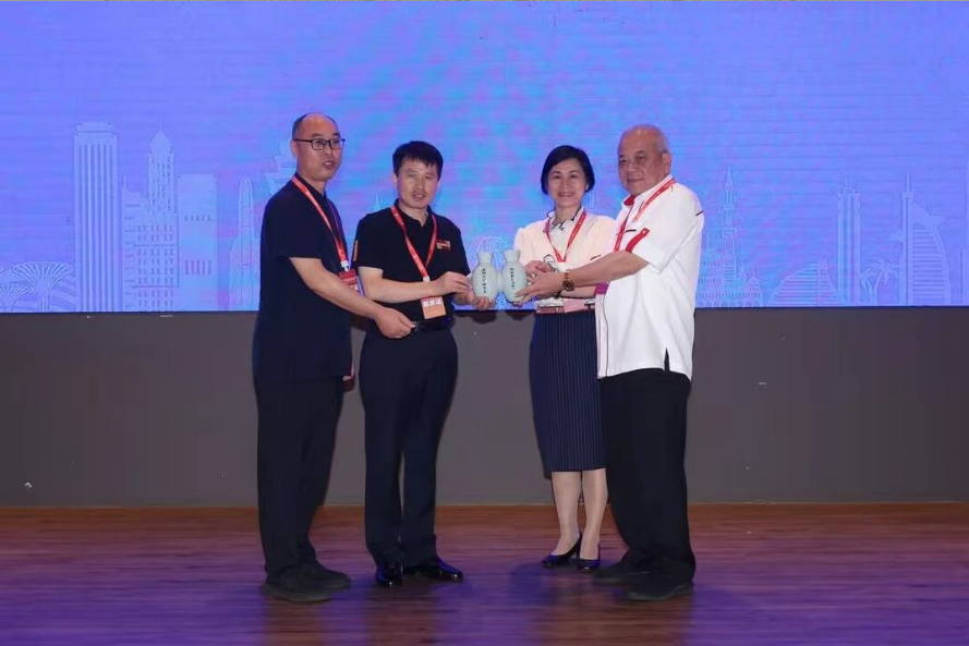 王新軍仰韶雙聯(lián)壺贈(zèng)馬來(lái)西亞，中馬友誼再續(xù)千年雅韻